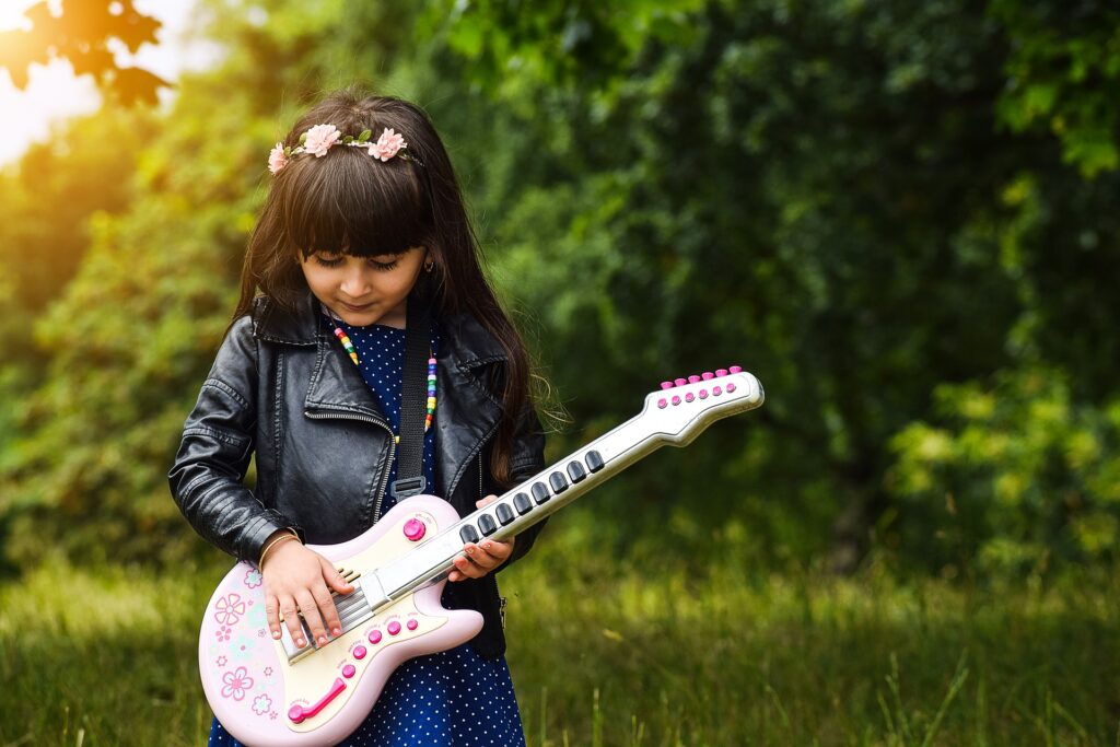 dziecko z gitarą
